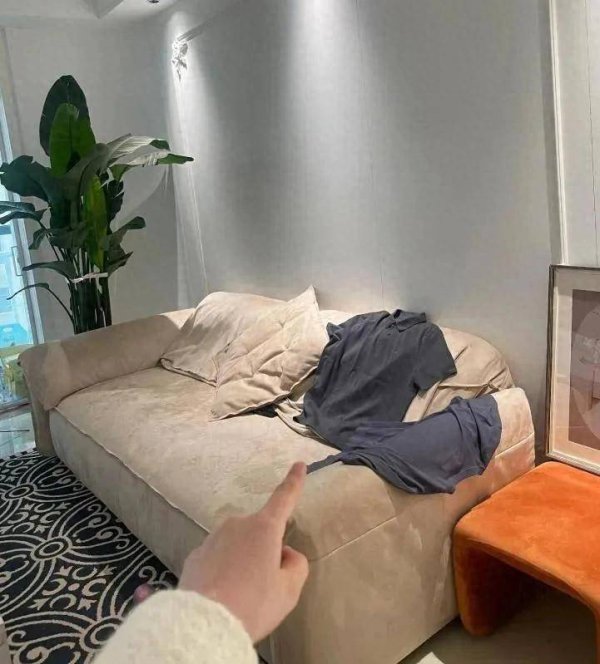 老品牌速配 告别 “沙发堆衣”！3 个居家收纳方案，让随手脱的衣服有处可去